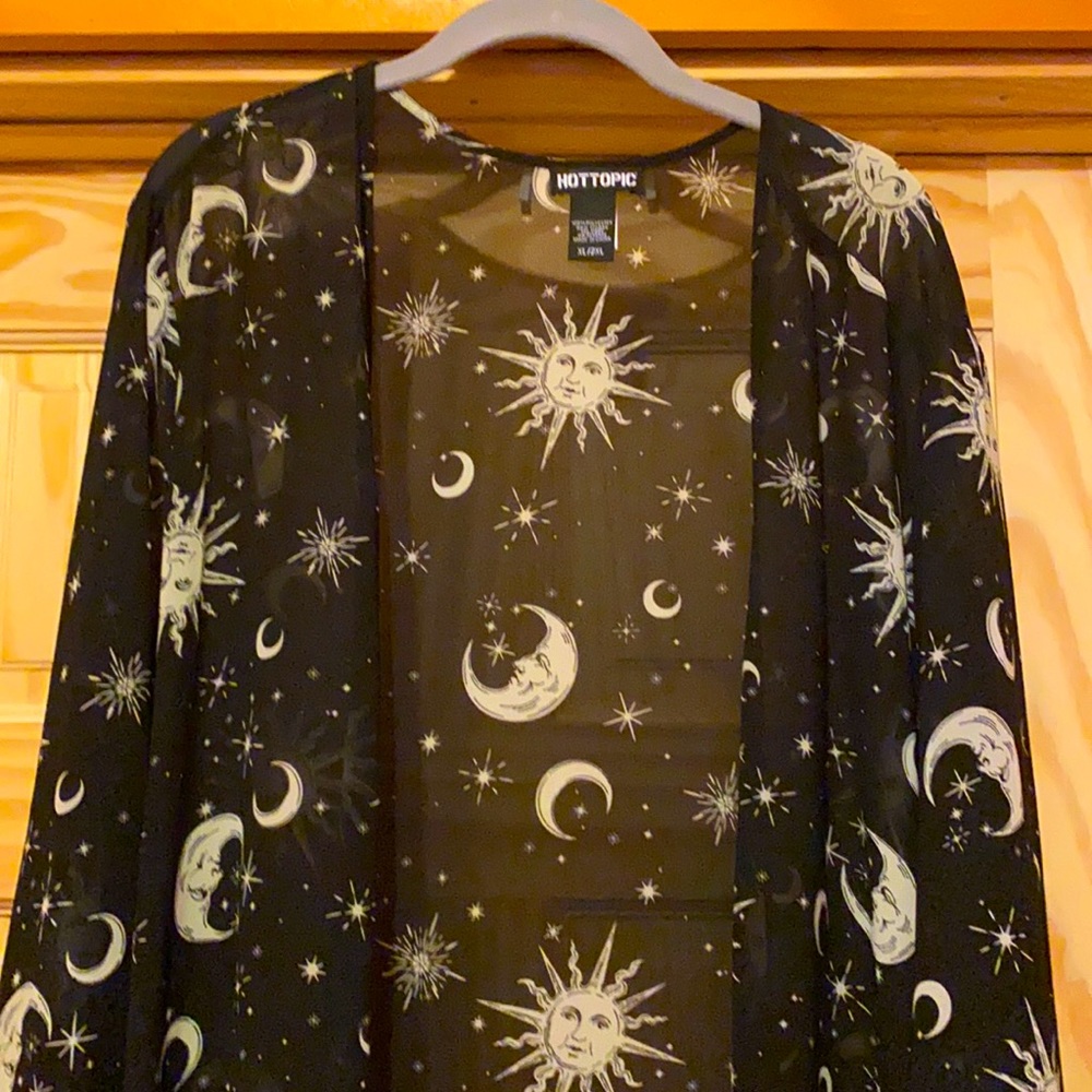 Hot Topic- Hardly Worn XL/2XL Stars Kimono